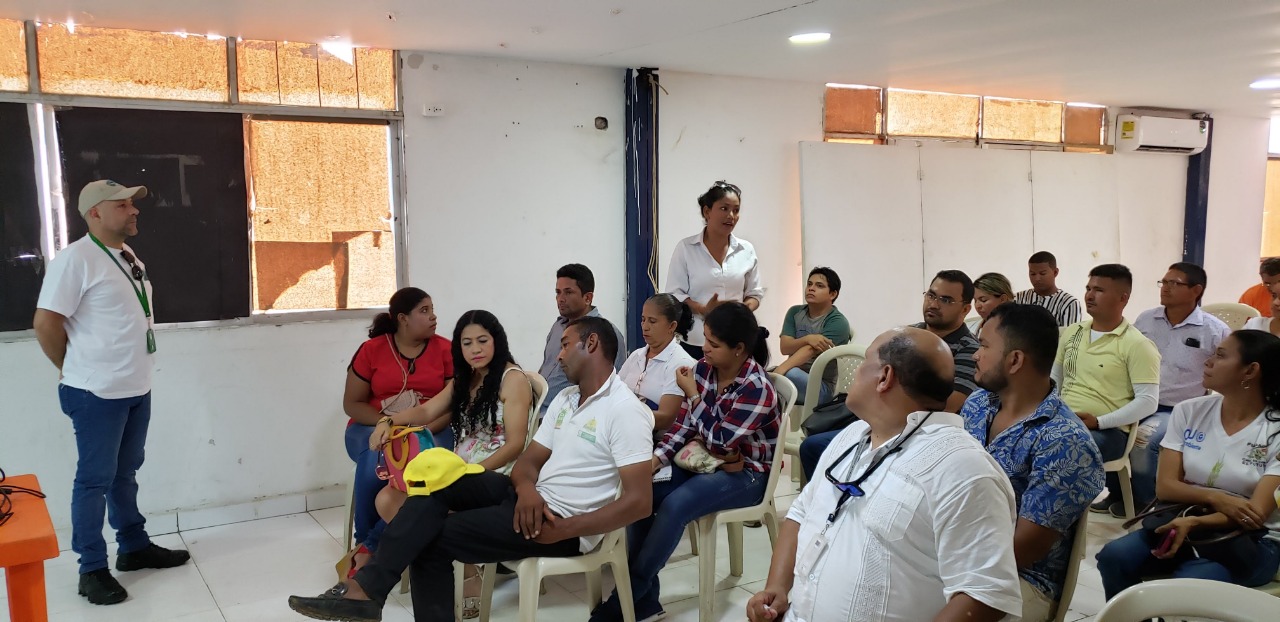 Capacitador de CORPAMAG con grupo de personas sentadas en sillas en un sal´´on
